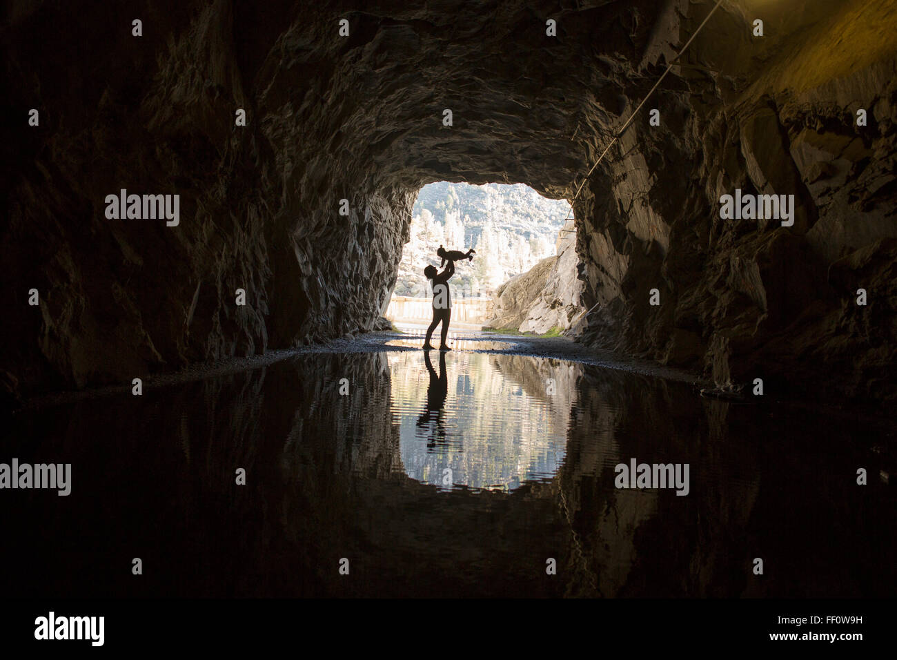 Kaukasische Mutter und Tochter spielen in Höhle Stockfoto