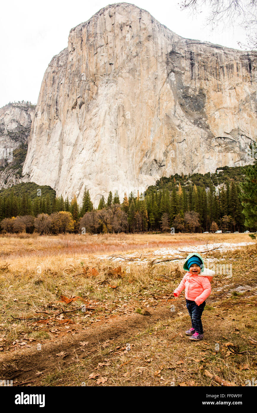 Kaukasische Mädchen Wandern im Yosemite Nationalpark, California, United States Stockfoto