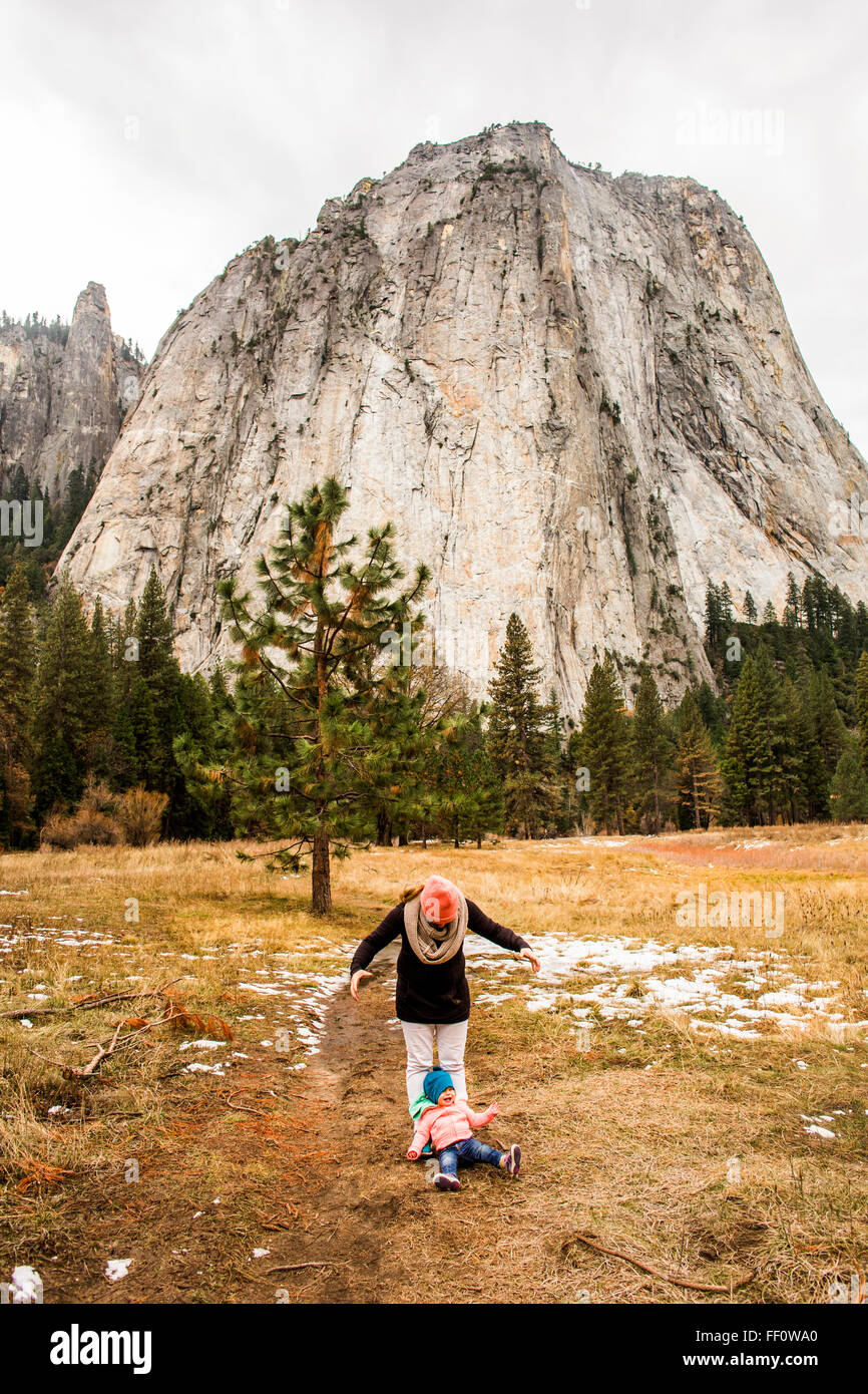 Kaukasische Mutter und Tochter im Yosemite Nationalpark, California, United States Stockfoto
