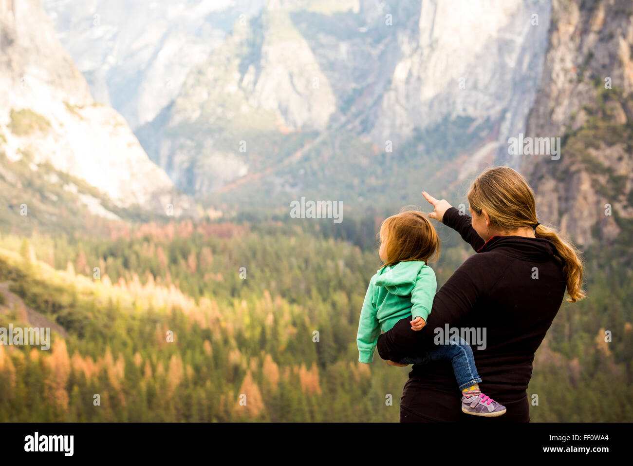 Kaukasische Mutter und Tochter im Yosemite Nationalpark, California, United States Stockfoto