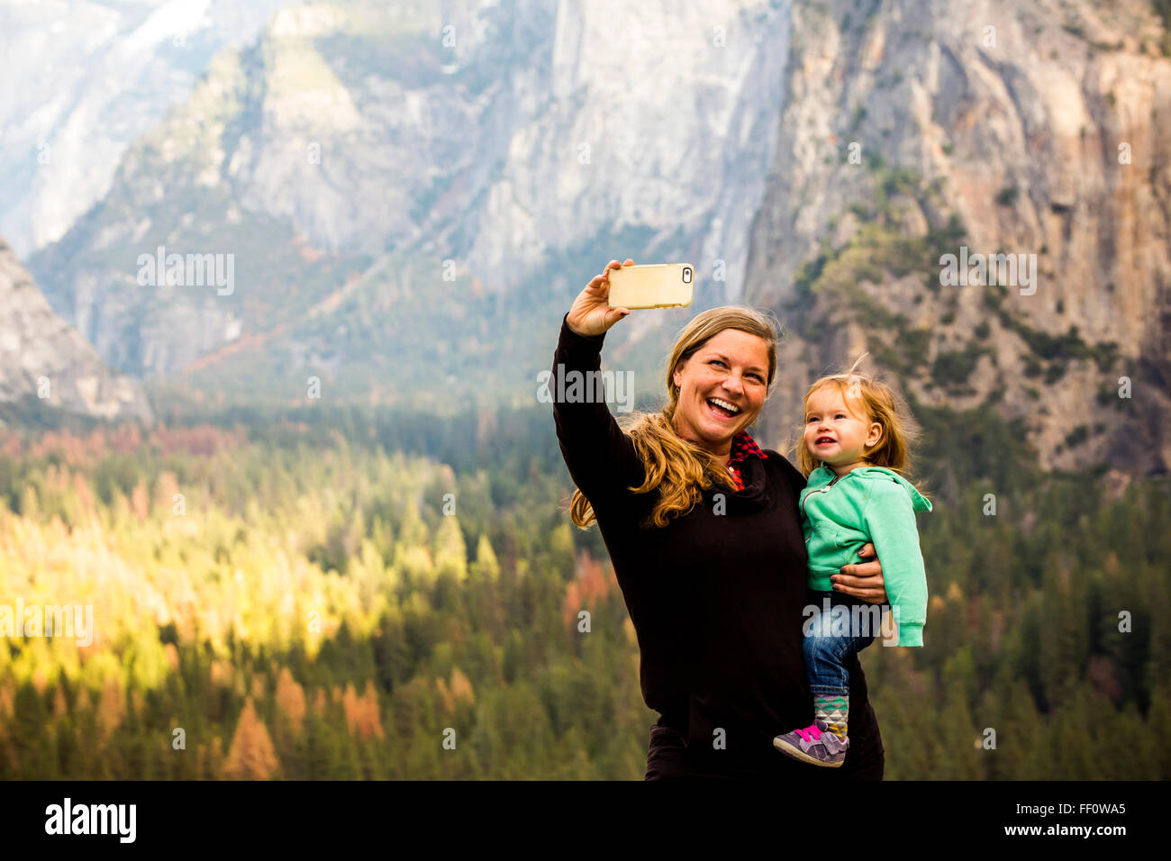 Kaukasische Mutter und Tochter im Yosemite Nationalpark, California, United States Stockfoto