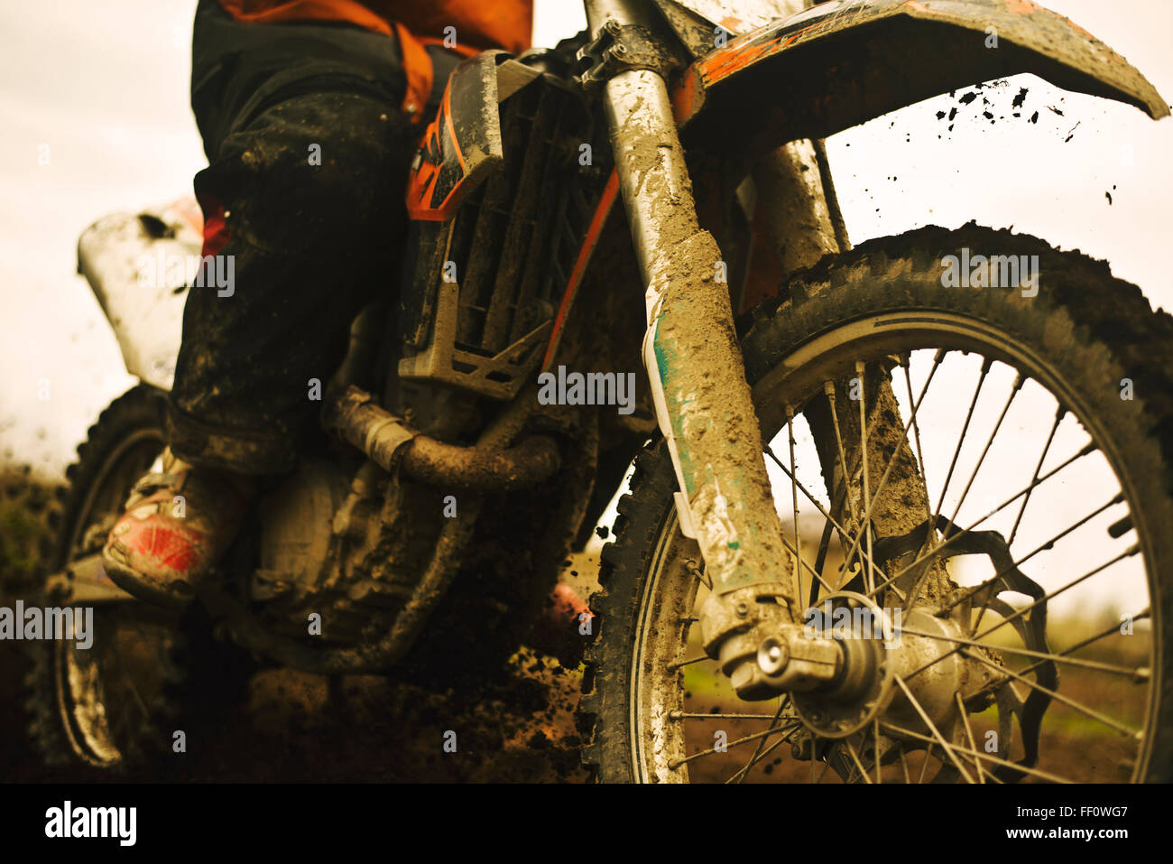 Nahaufnahme von Mann mit schlammigen Schmutz-Fahrrad Stockfoto