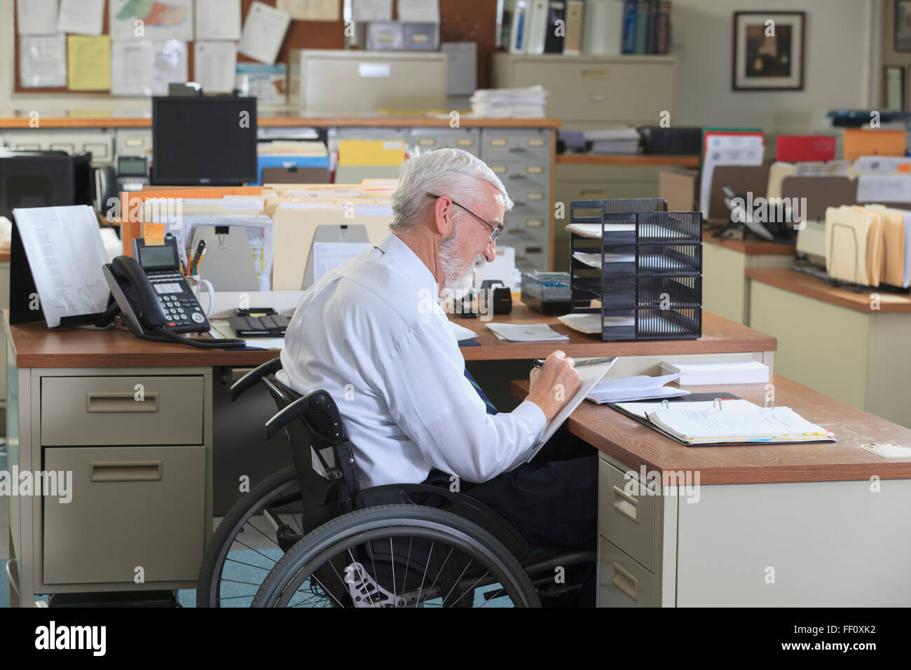 Kaukasische Geschäftsmann arbeiten im Büro Stockfoto