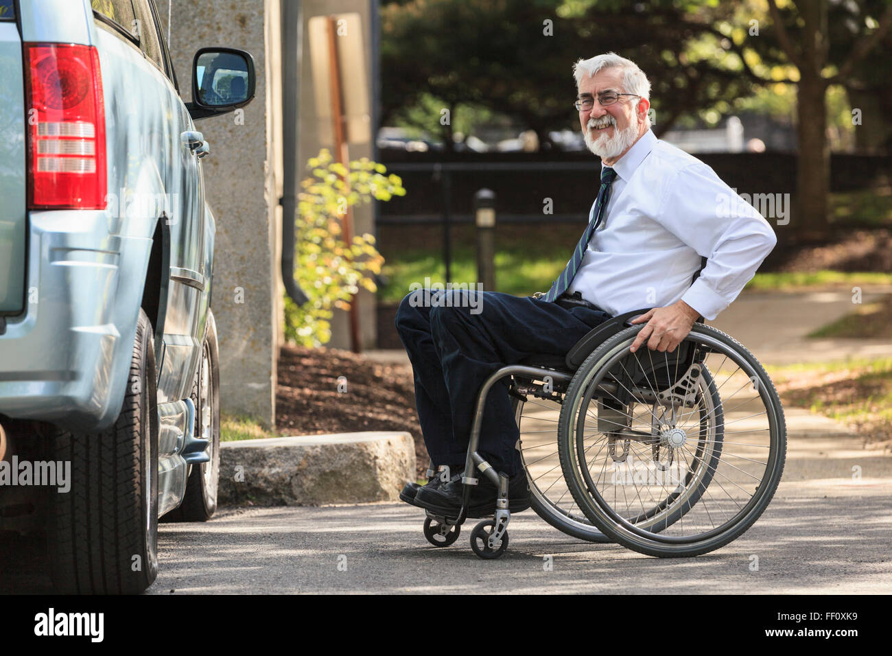 Kaukasische Geschäftsmann im Rollstuhl am van Stockfoto