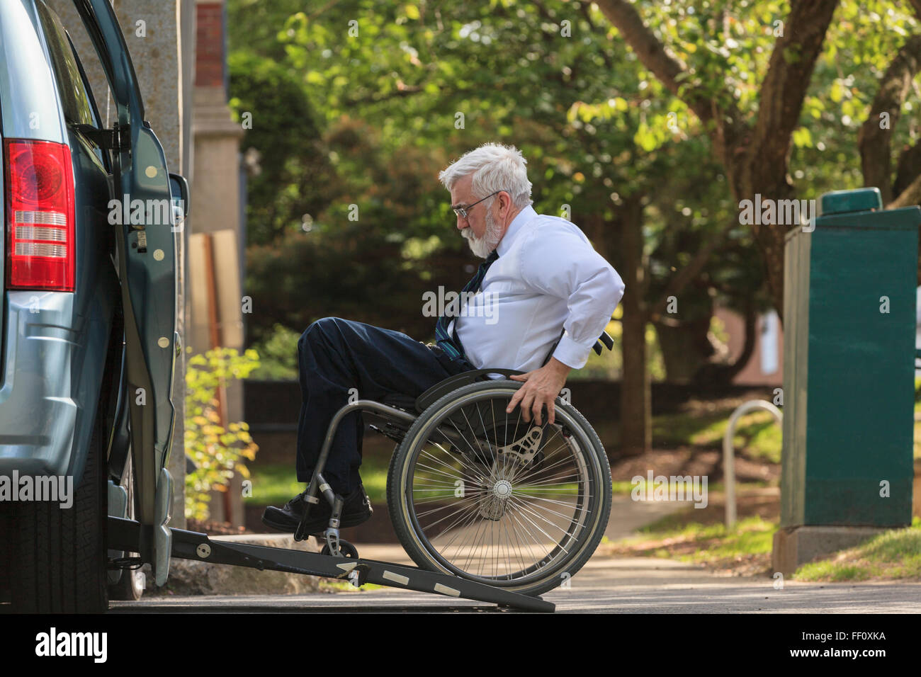 Kaukasische Geschäftsmann im Rollstuhl in van Stockfoto