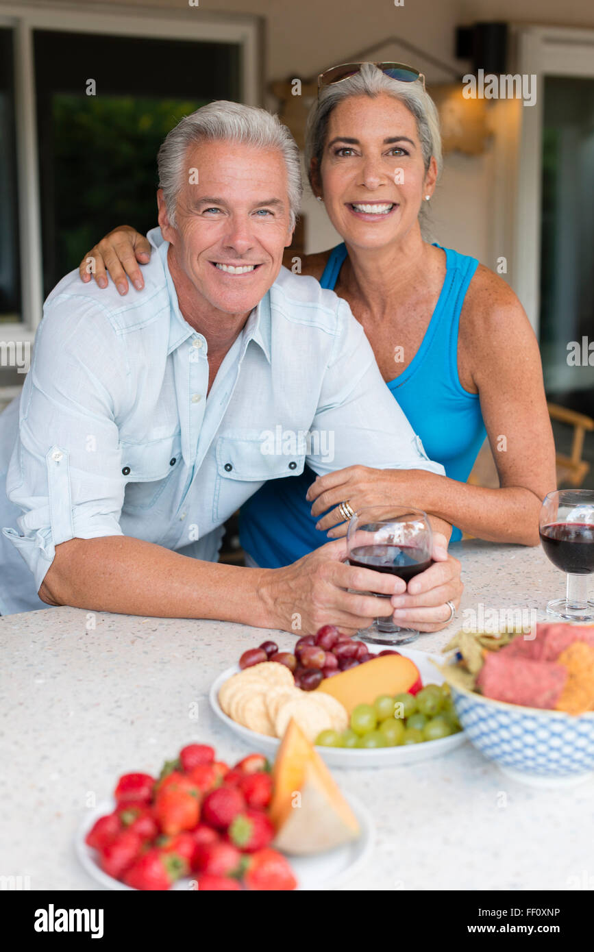 Kaukasische paar Weintrinken am Tisch Stockfoto