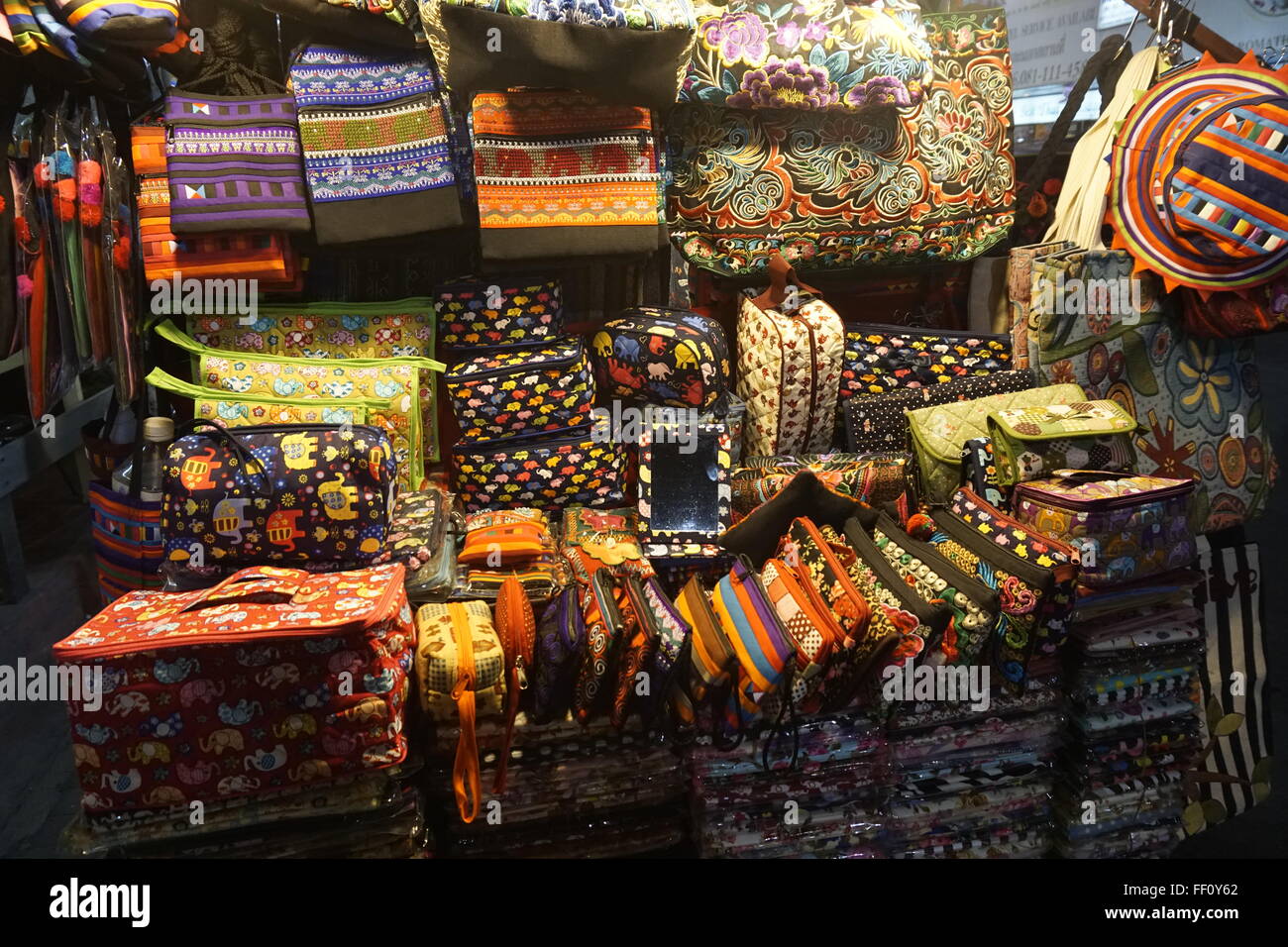 bunte Hügel Stamm Stickerei Handwerk, Taschen und Geldbörsen am Nachtmarkt in Chiangmai Thailand Stockfoto