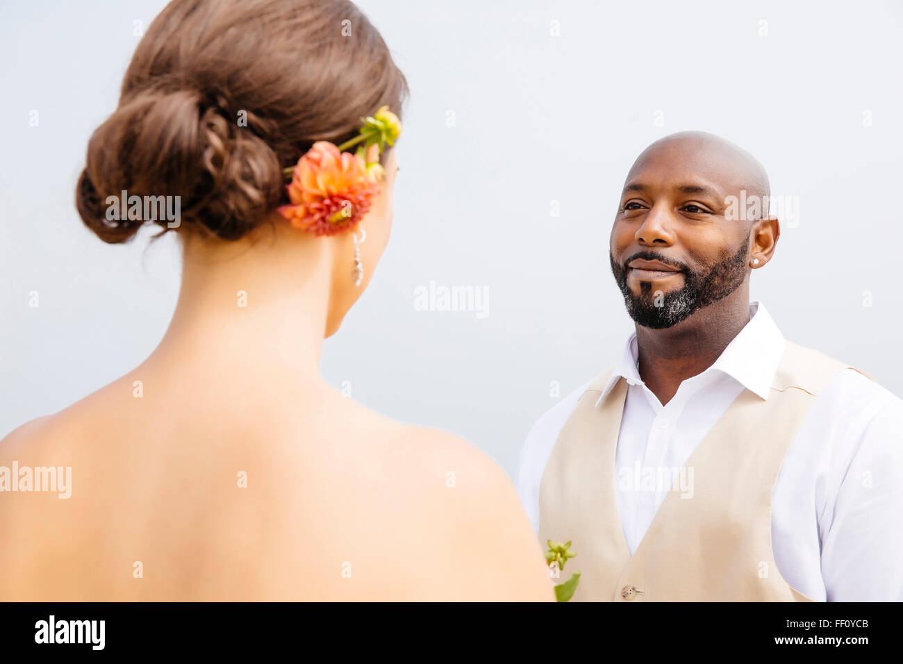 Braut und Bräutigam stehen im freien Stockfoto