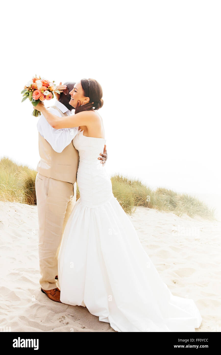 Braut und Bräutigam umarmt in Hochzeit im freien Stockfoto