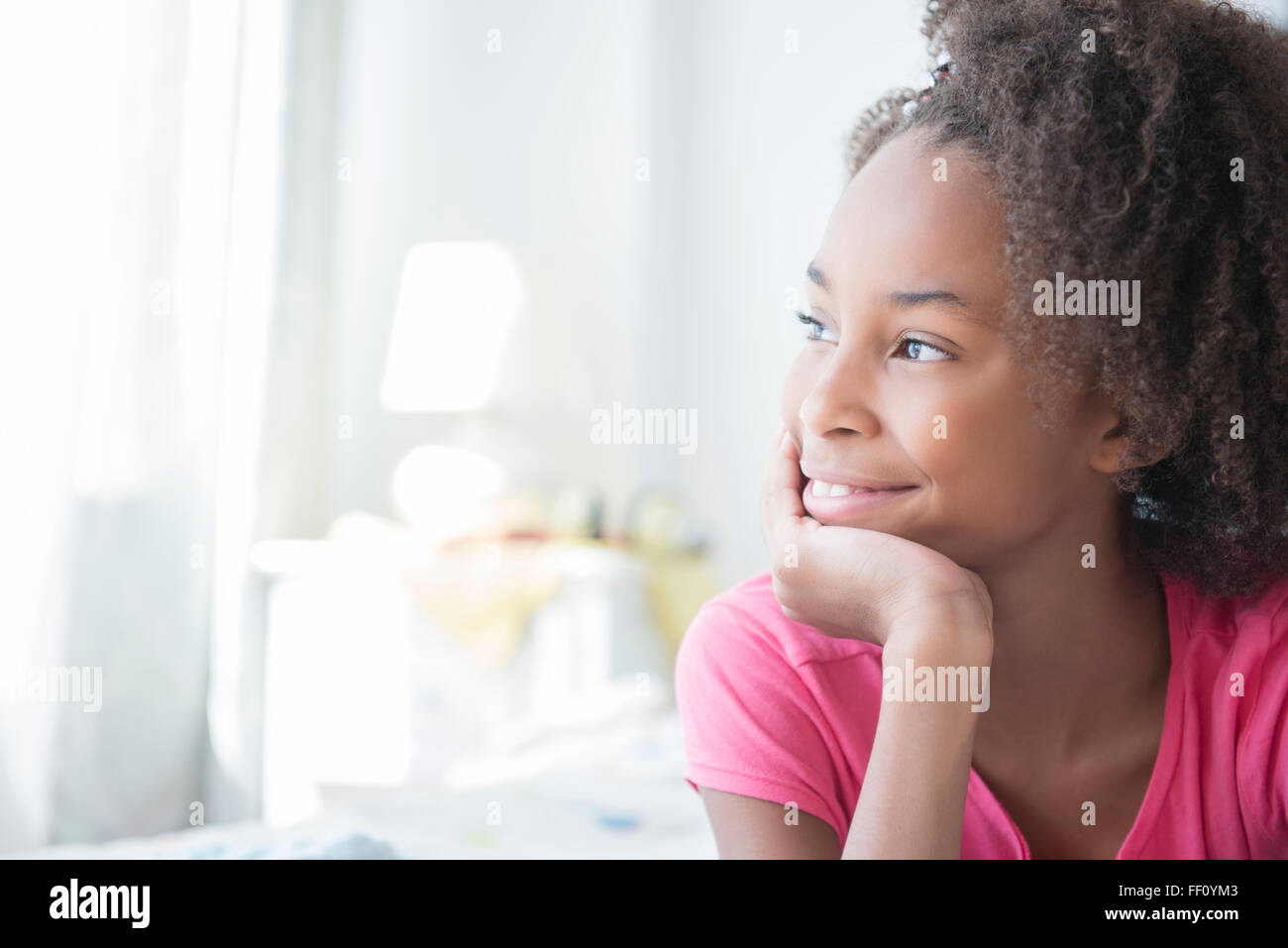 Gemischte Rassen Mädchen lächelnd im Innenbereich Stockfoto