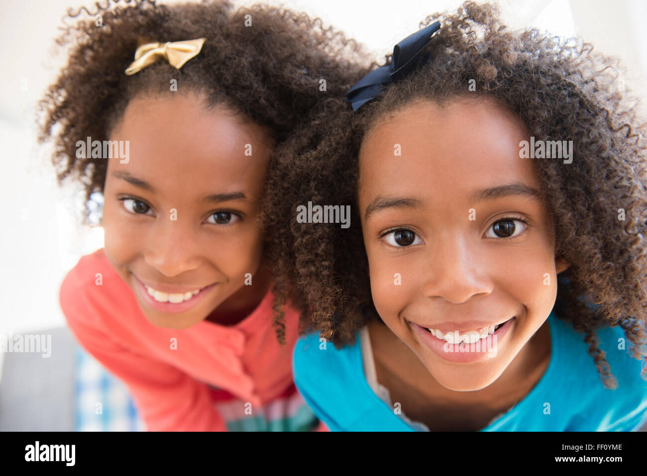 Gemischte Rassen Schwestern lächelnd Stockfoto
