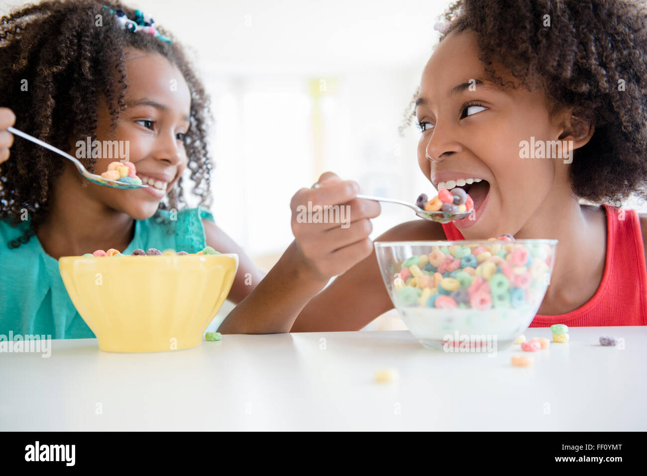 Gemischte Rassen Schwestern essen Müsli Stockfoto