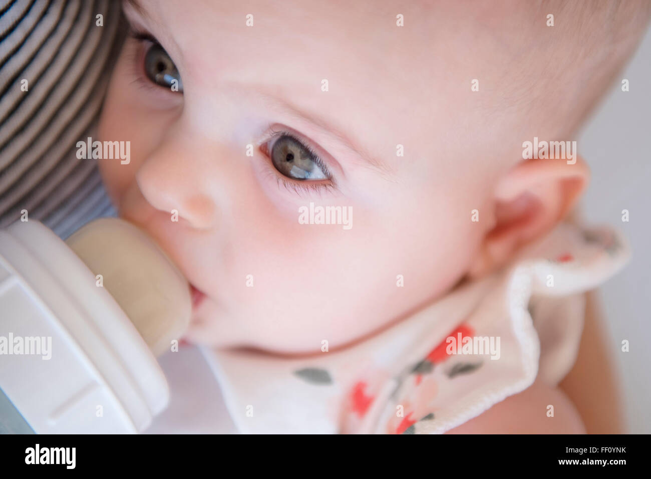 Kaukasische Mutter Fütterung Baby Tochter Stockfoto