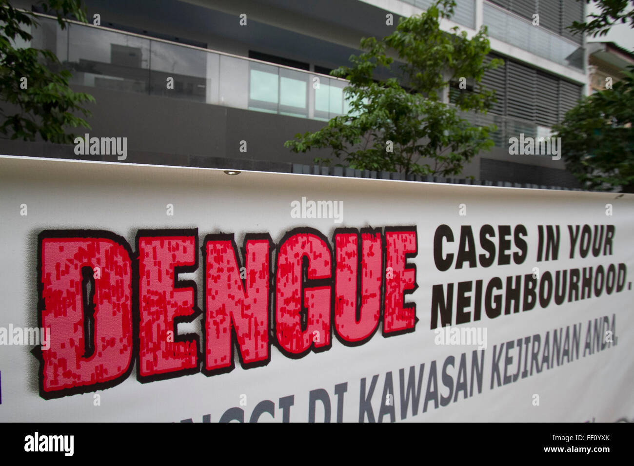 Singapur 10. Februar 2016. Ein großes Banner in einer Nachbarschaft von Singapur stellt eine "rote Dengue-Alerts" sterben für steigenden Fälle von Dengue-Fieber ein Moskitos übertragene Tropenkrankheit, die durch das Dengue-Virus verursacht. Stockfoto