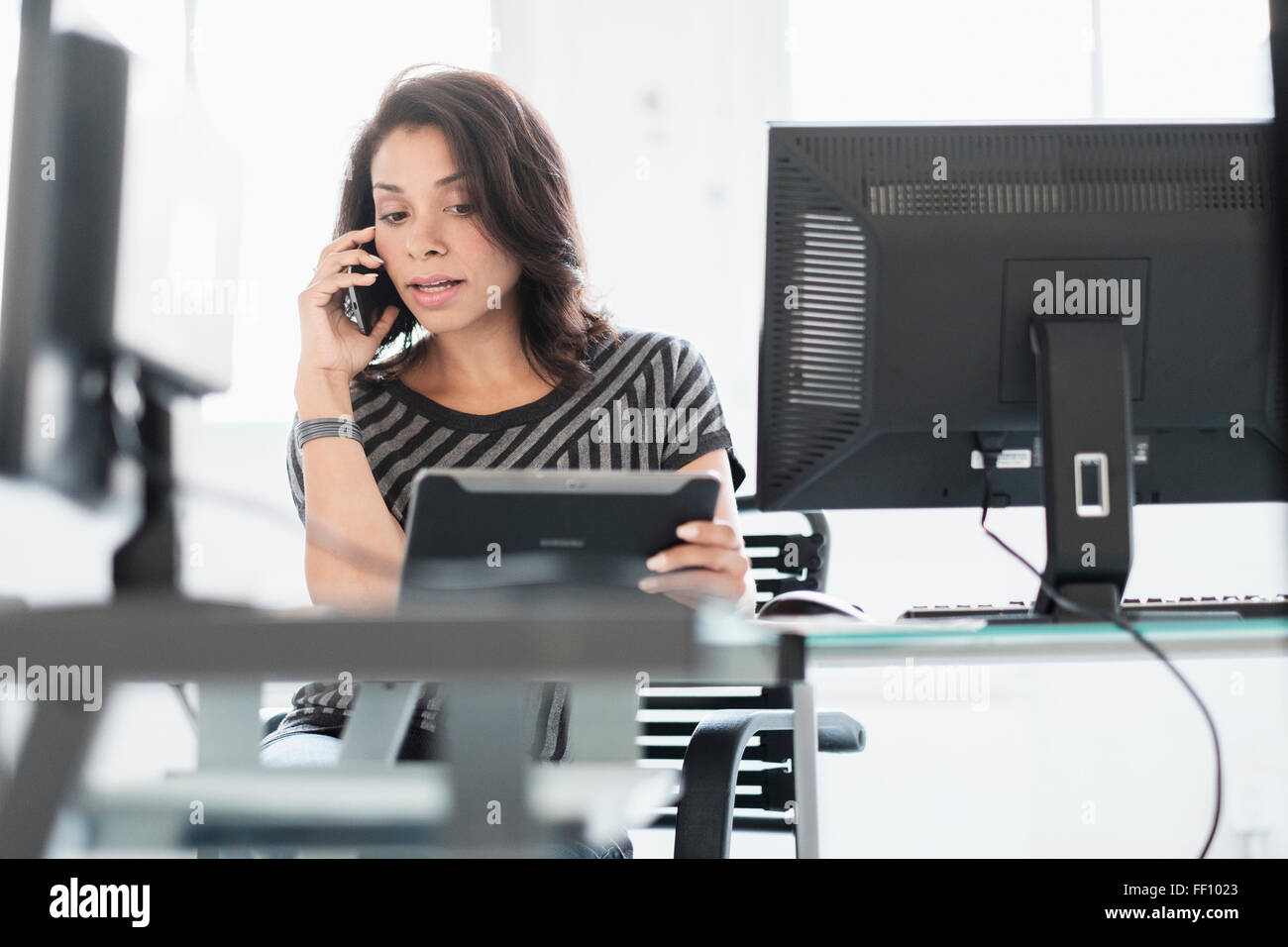 Gemischte Rassen Geschäftsfrau mit digital-Tablette Stockfoto