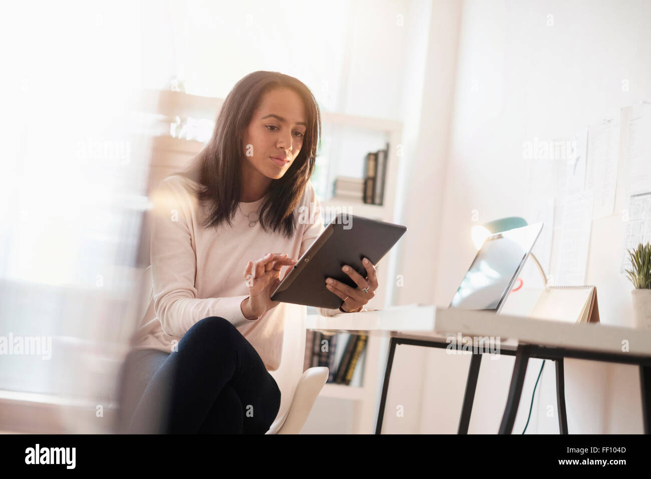 Gemischte Rassen Geschäftsfrau mit digital-Tablette Stockfoto