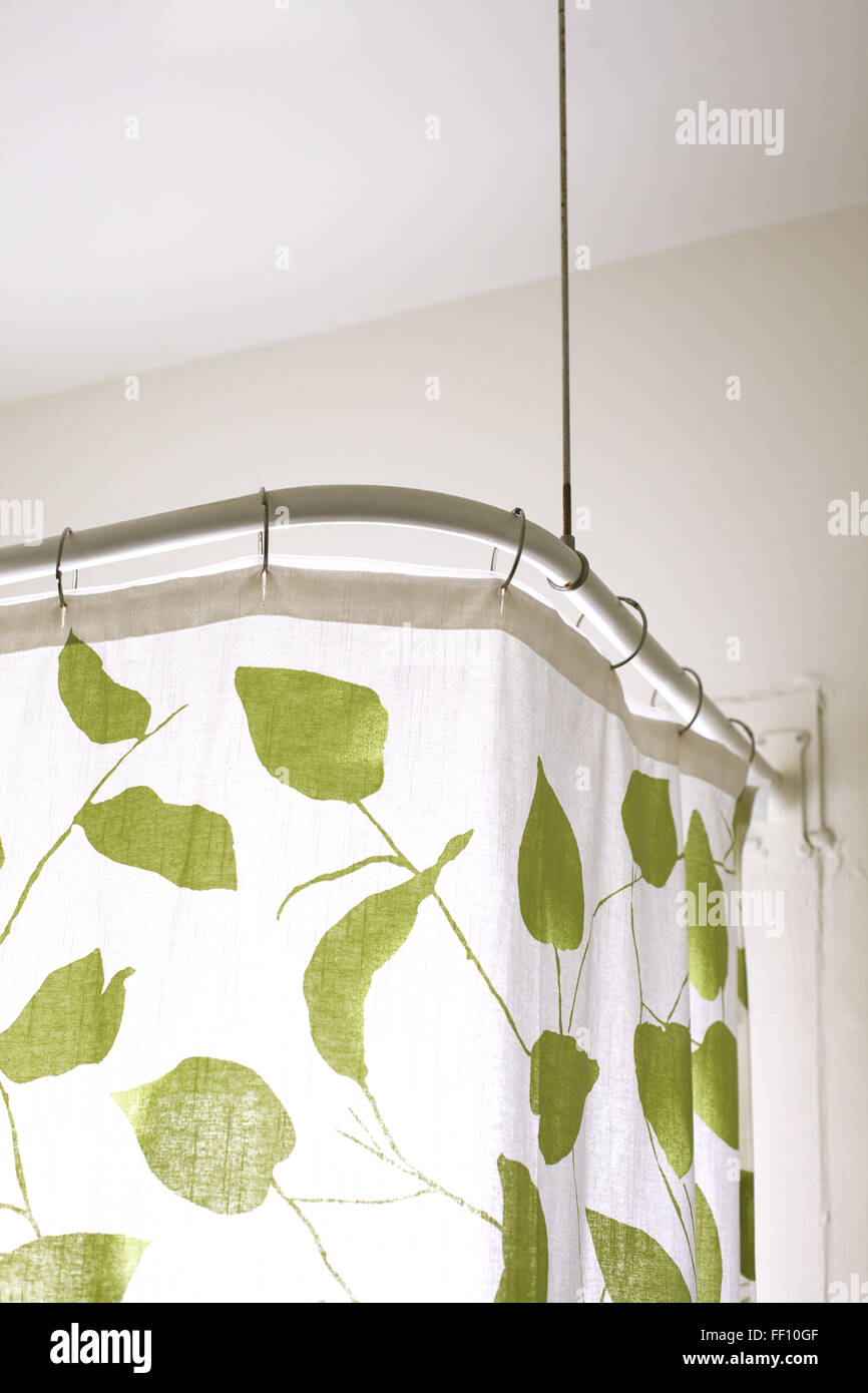 Oberen Rand einen Duschvorhang, weiß mit einem grünen Blatt-Muster. Stockfoto