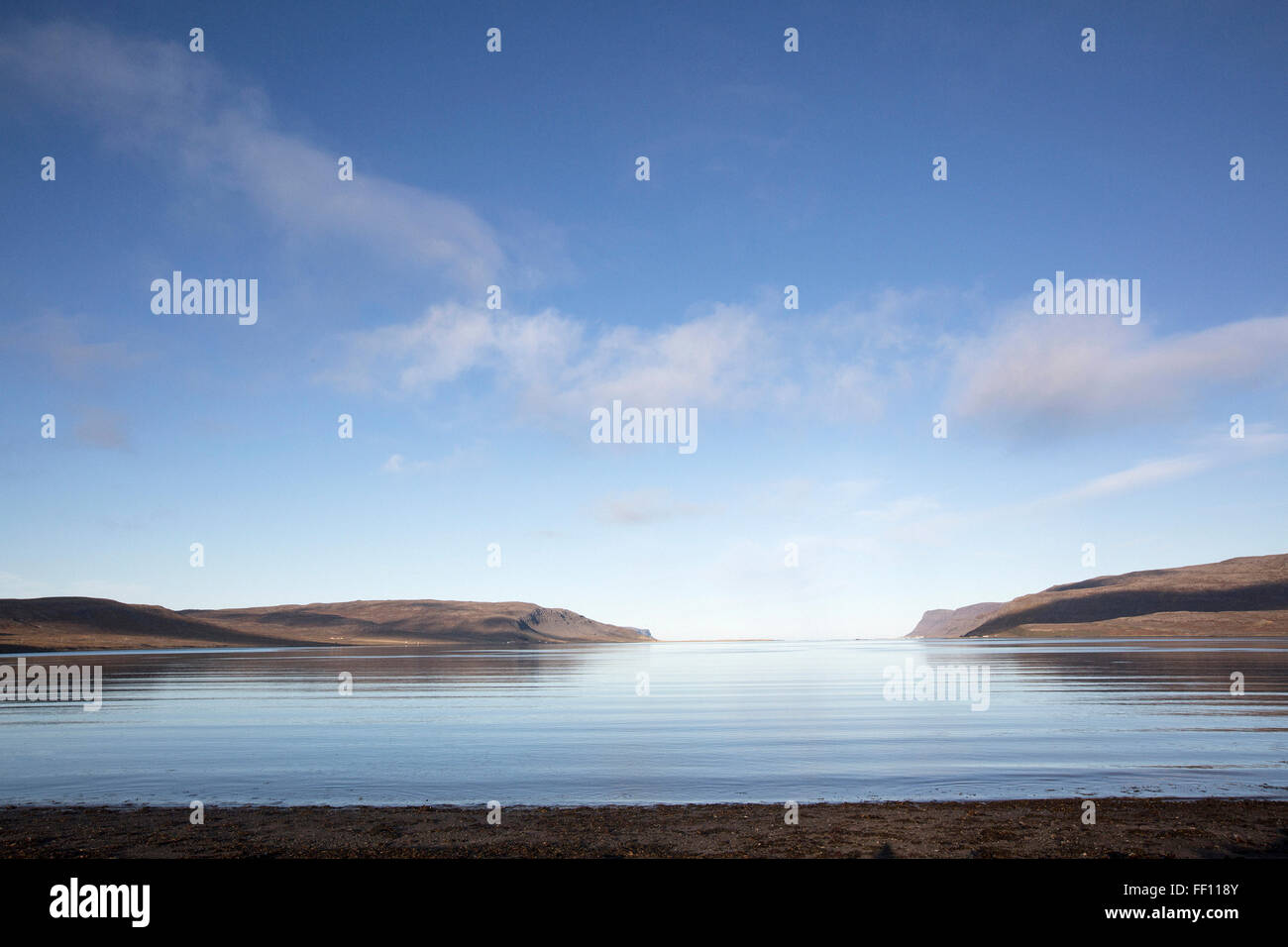Hügel und entfernten Meer Horizont Stockfoto