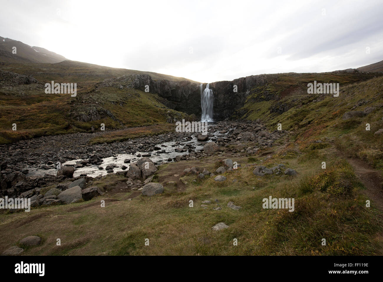 Wasserfall und felsigen Strom in abgelegenen Gebiet Stockfoto