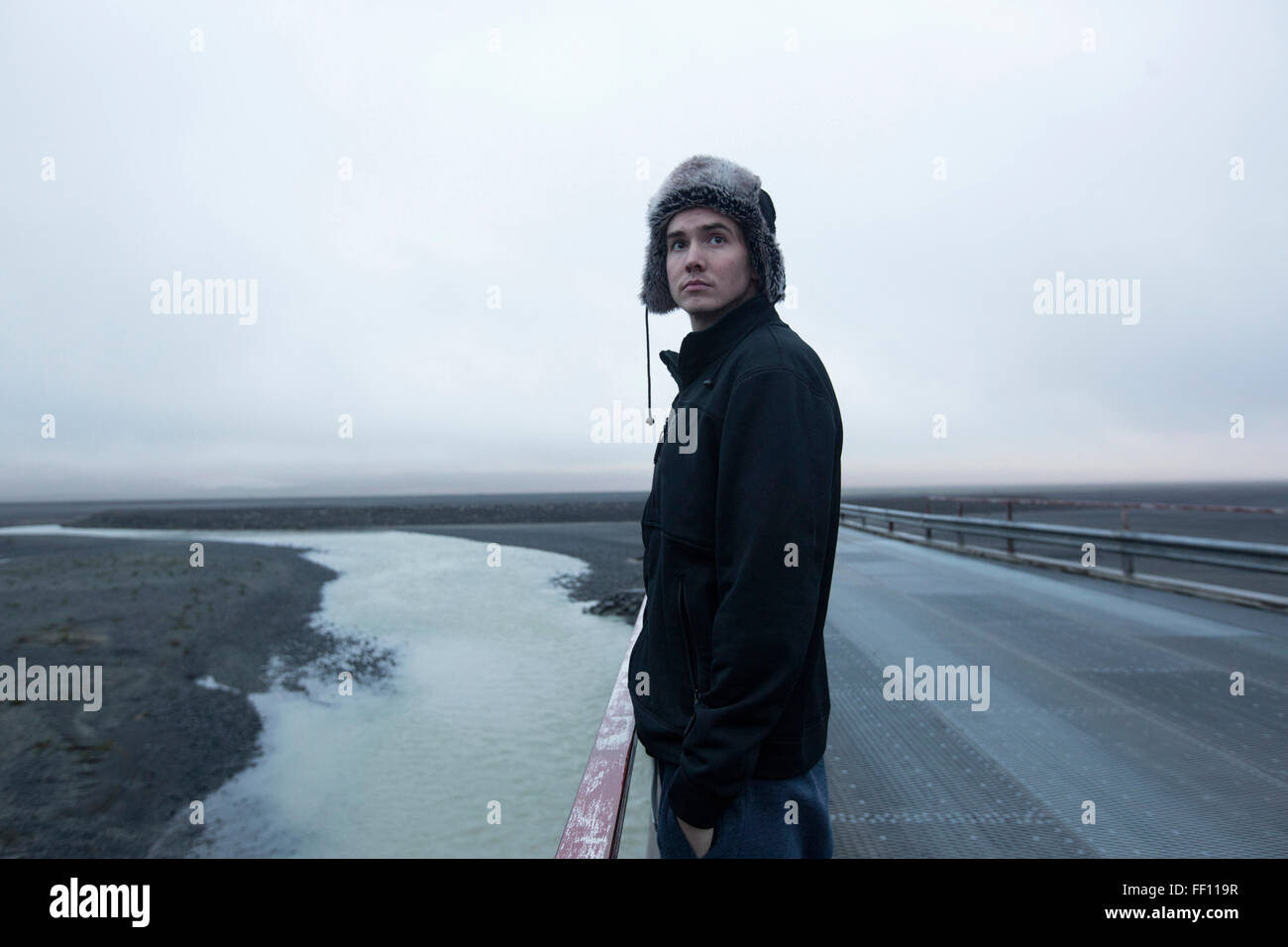 Kaukasischen Mann auf remote-Straße Stockfoto