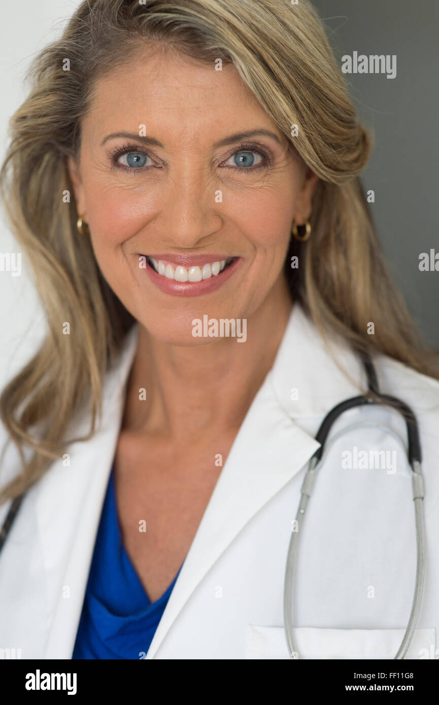Kaukasische Arzt lächelnd Stockfoto