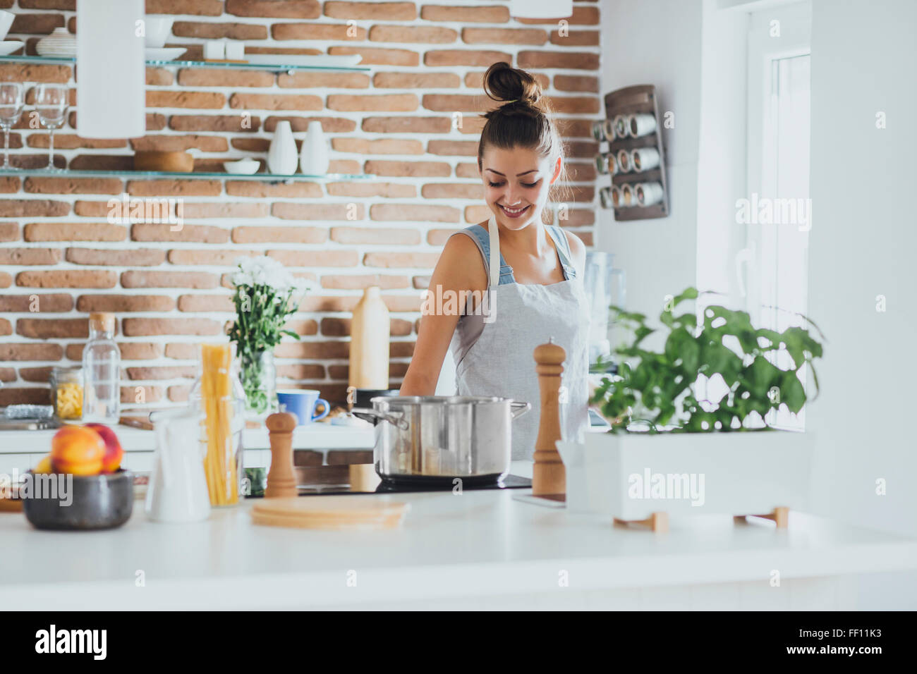 Kaukasischen Frau in Küche Stockfoto