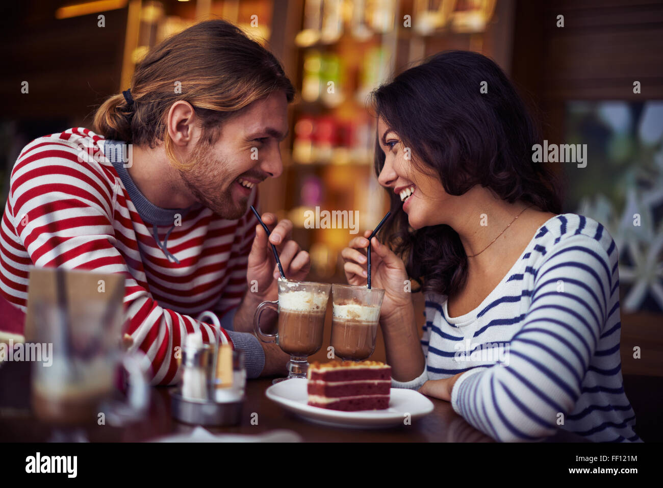 Happy Valentines Mokka im Café genießen Stockfoto