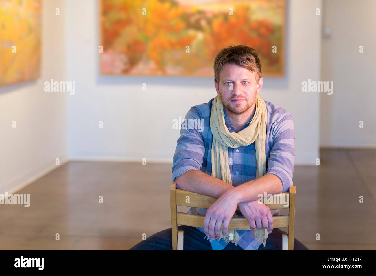 Kaukasischen Mann sitzt in der Kunstgalerie Stockfoto