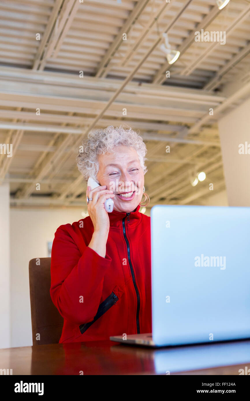 Ältere Mischlinge Frau arbeiten in Kunstgalerie Stockfoto