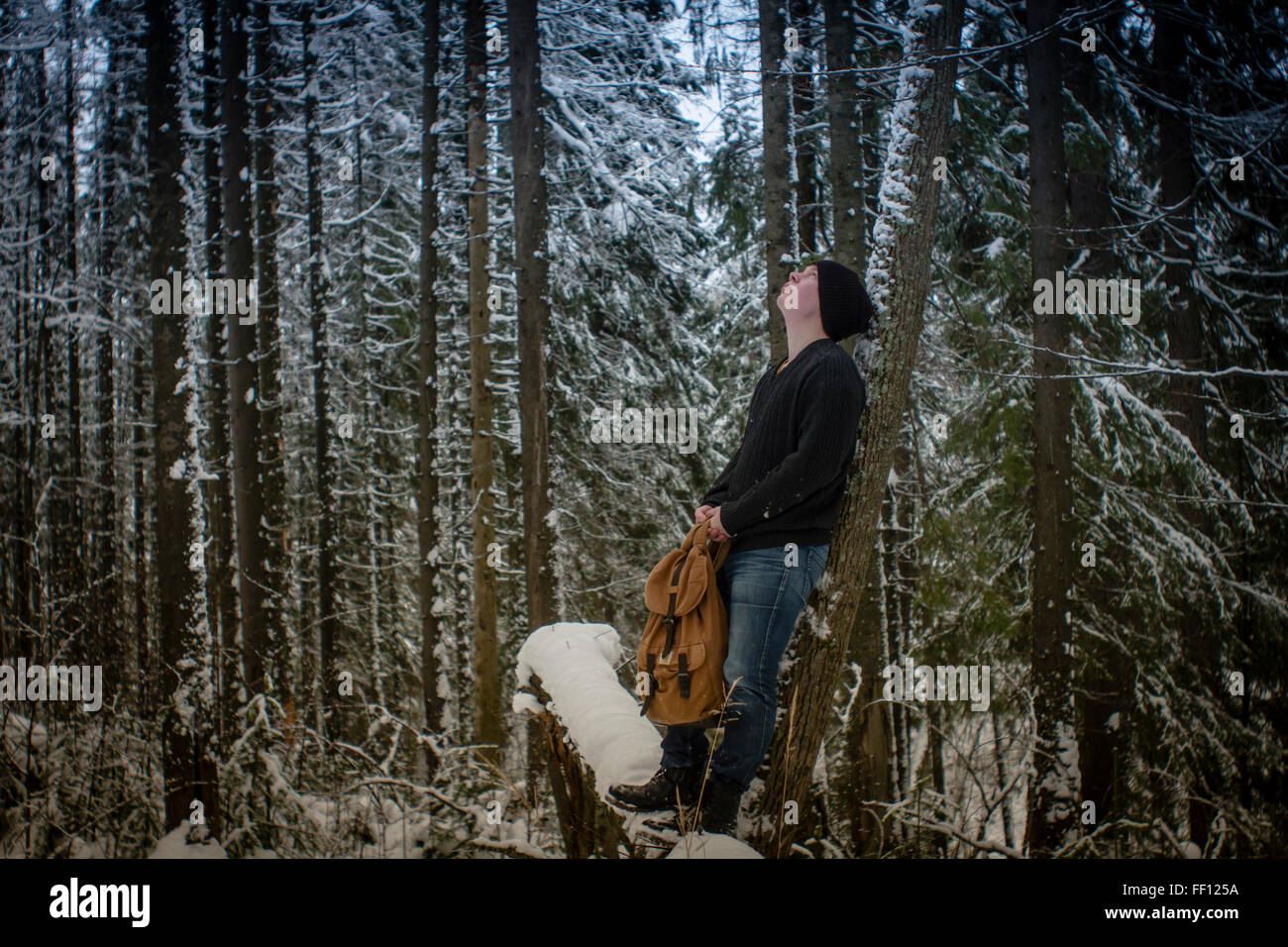 Kaukasische Wanderer stehend im verschneiten Wald Stockfoto