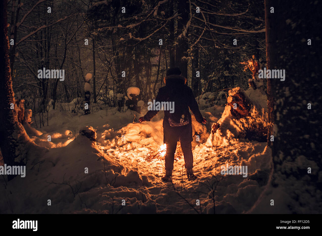 Kaukasische Wanderer tragen Scheinwerfer Wald Stockfoto