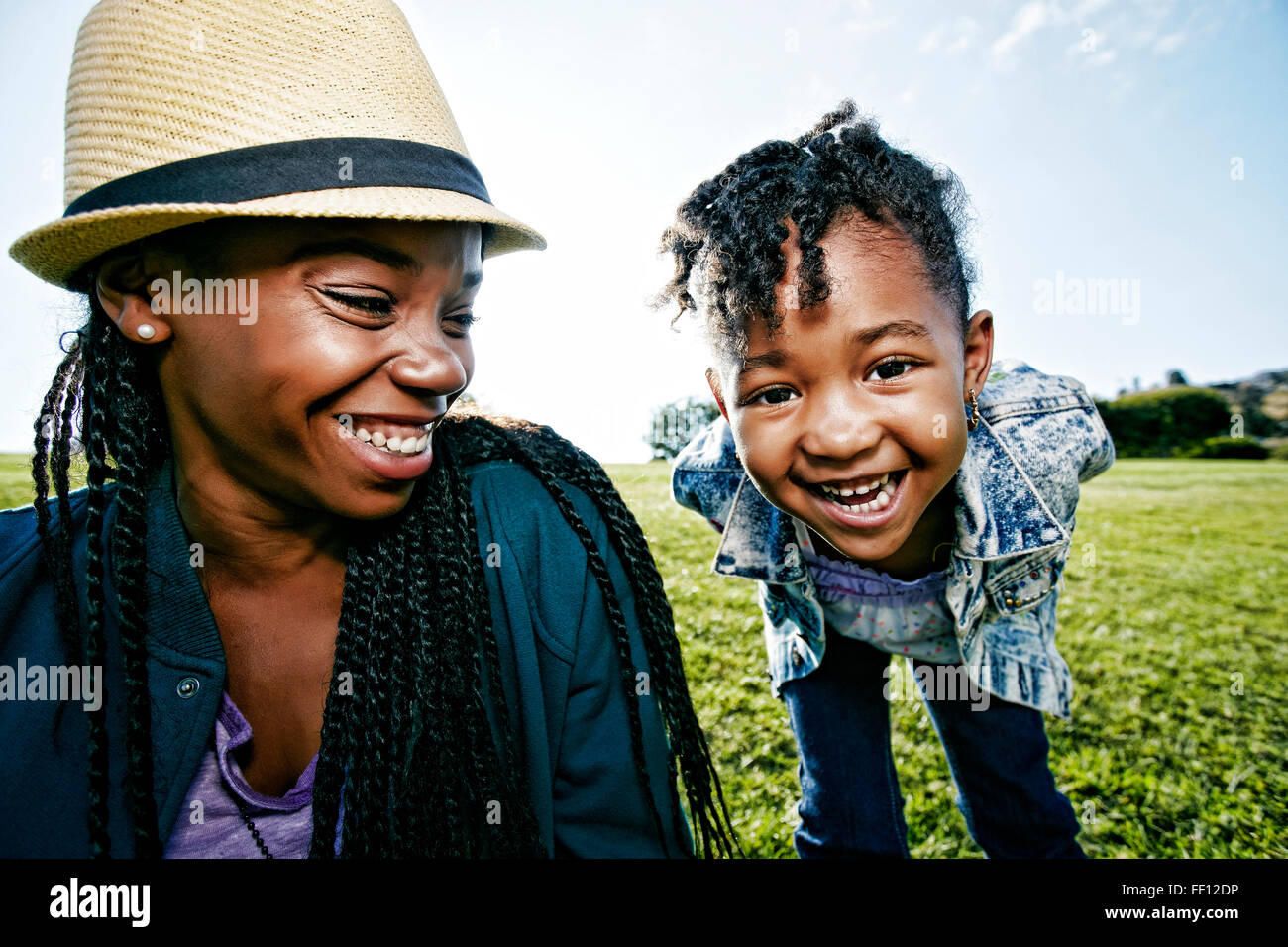Schwarzen Mutter und Tochter spielen im park Stockfoto