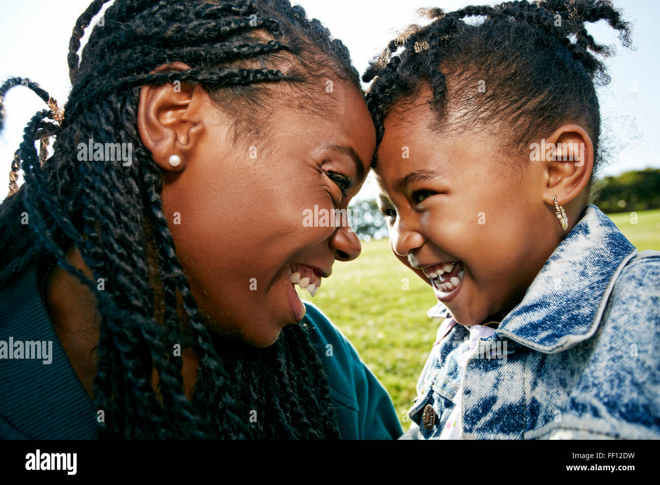 Schwarzen Mutter und Tochter lächelnd im freien Stockfoto