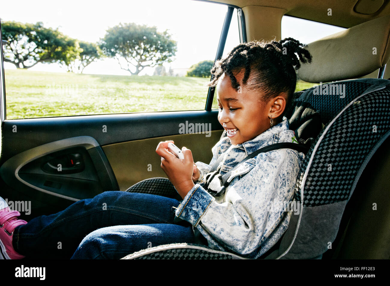 Schwarze Mädchen sitzen im Autositz Stockfoto