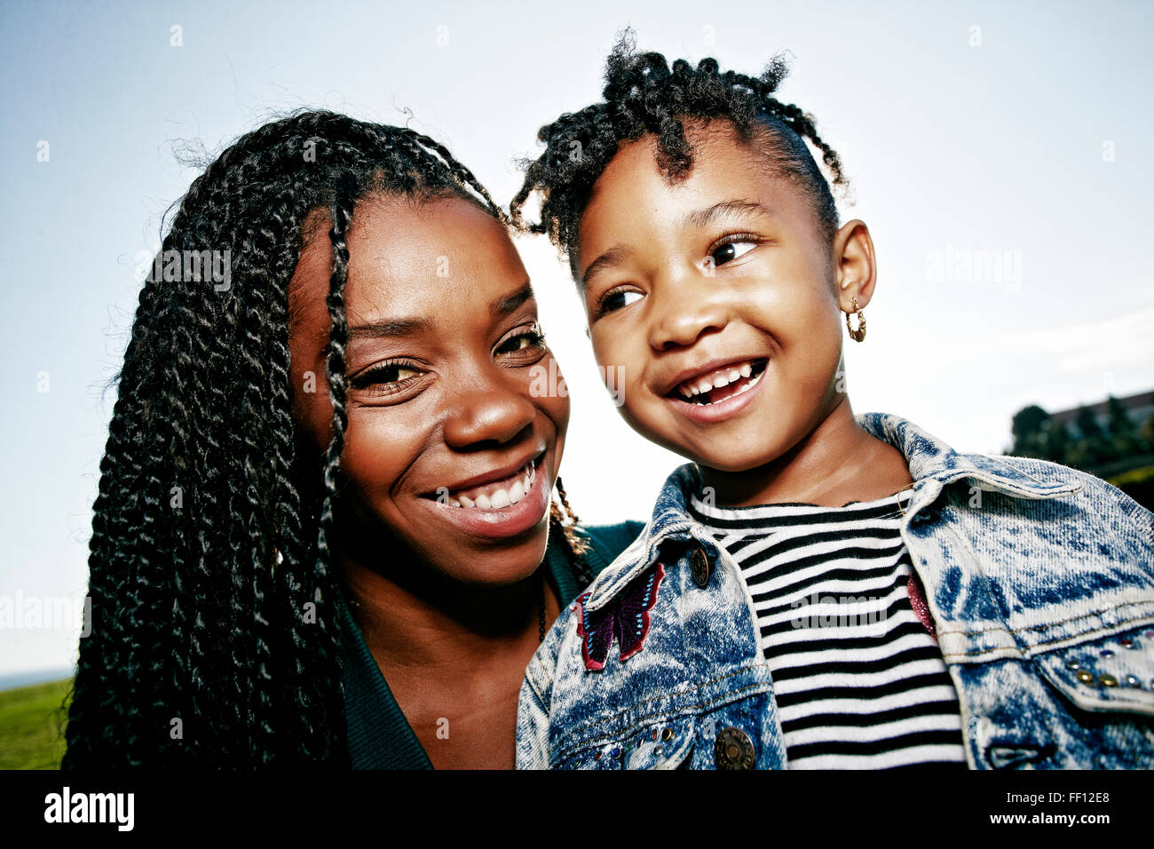 Schwarzen Mutter und Tochter lächelnd im freien Stockfoto