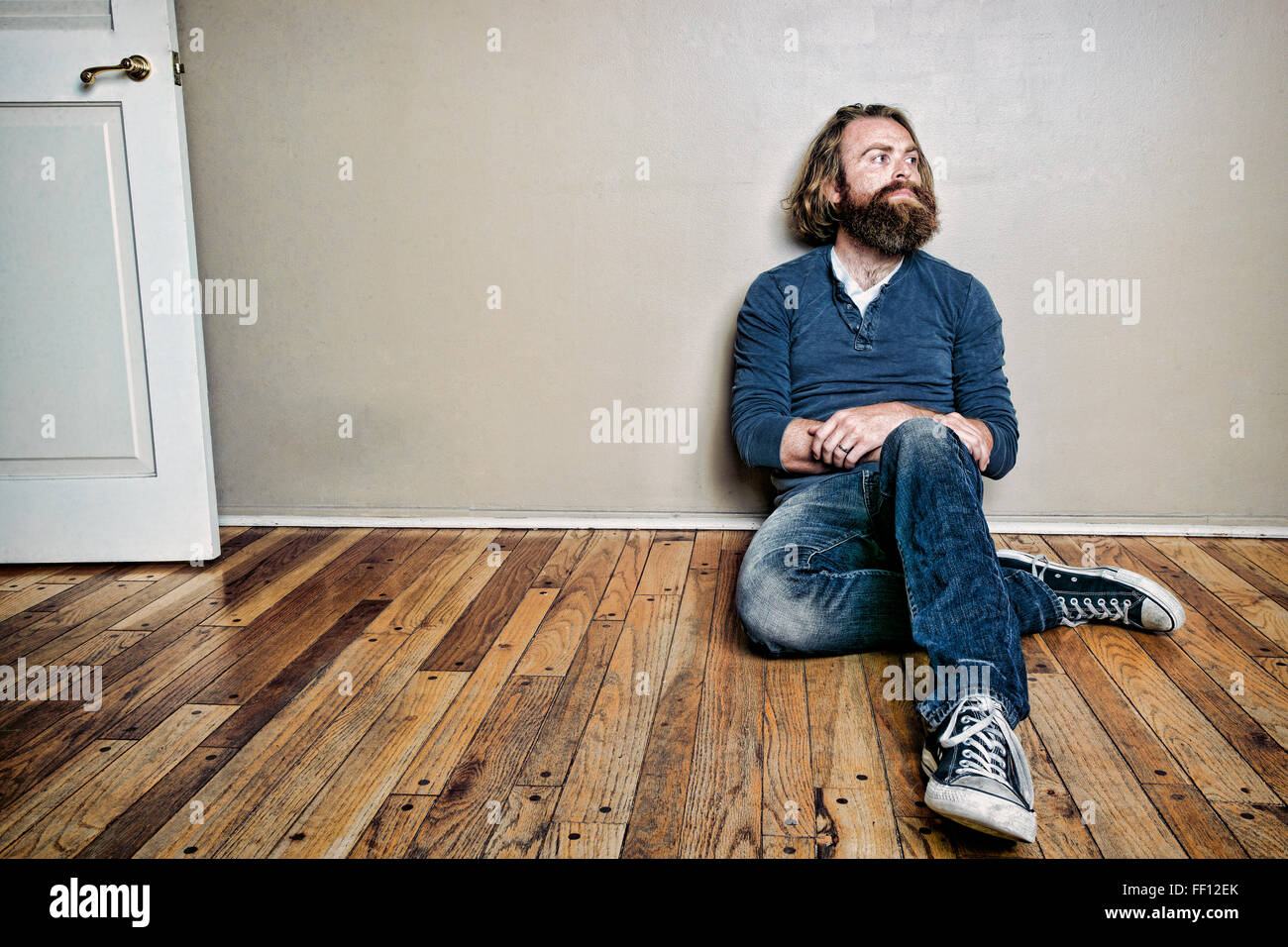 Kaukasischen Mann sitzt am Boden Stockfoto