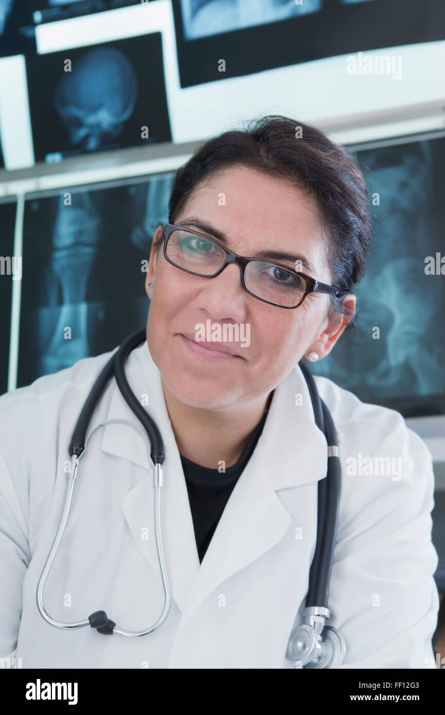 Hispanische Arzt lächelnd im Krankenhaus Stockfoto