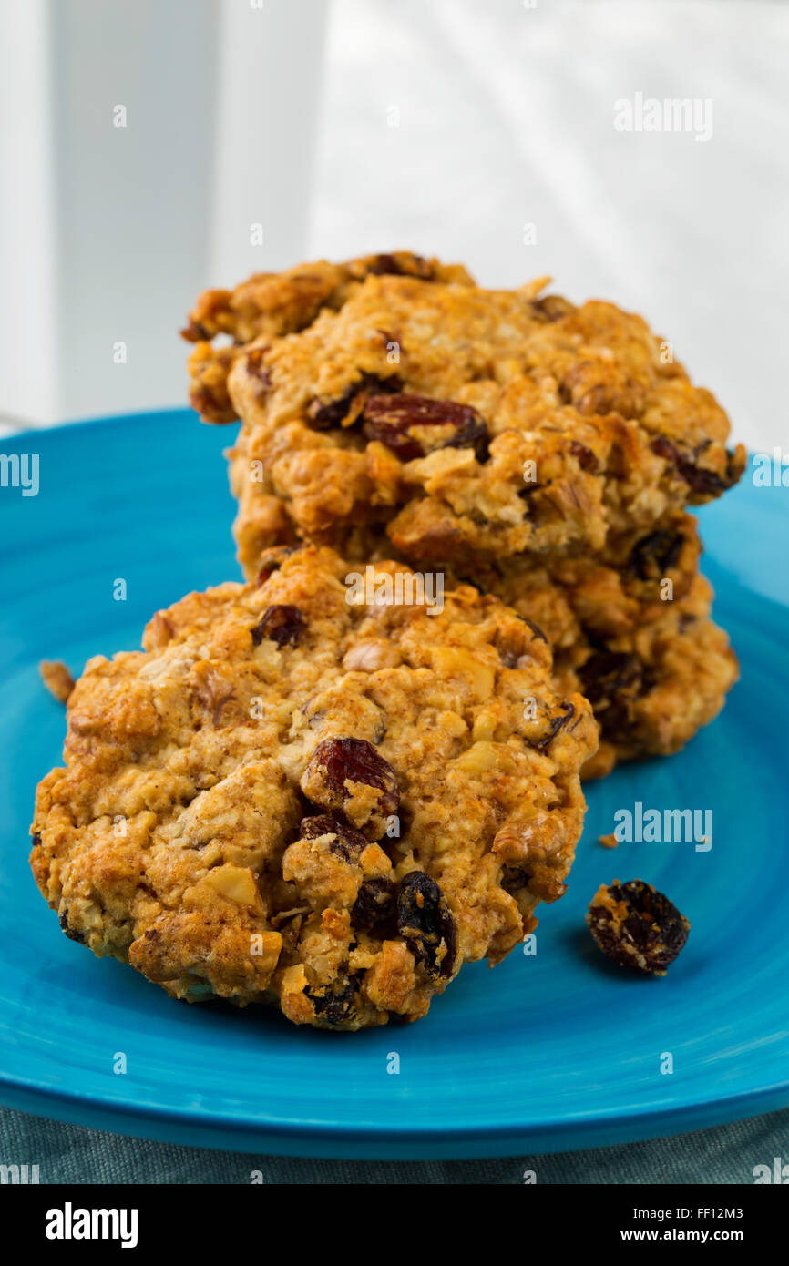 Haferflocken, Walnuss, Rosinen und Cranberry Cookies auf blaue Platte ...