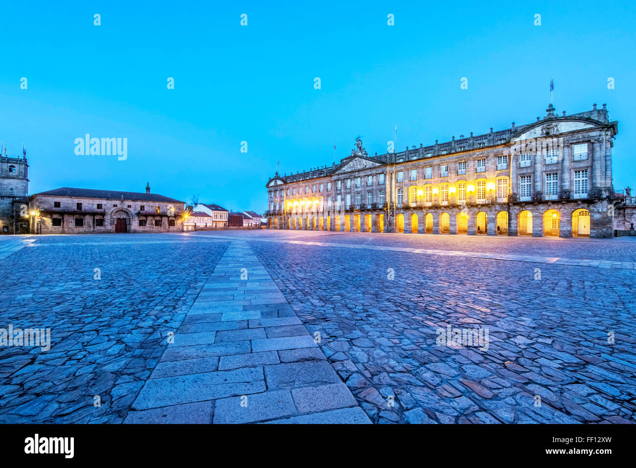 Reich verzierte Gebäude über Kopfsteinpflaster Plaza, Santiago De Compostela, A Coruna, Spanien Stockfoto
