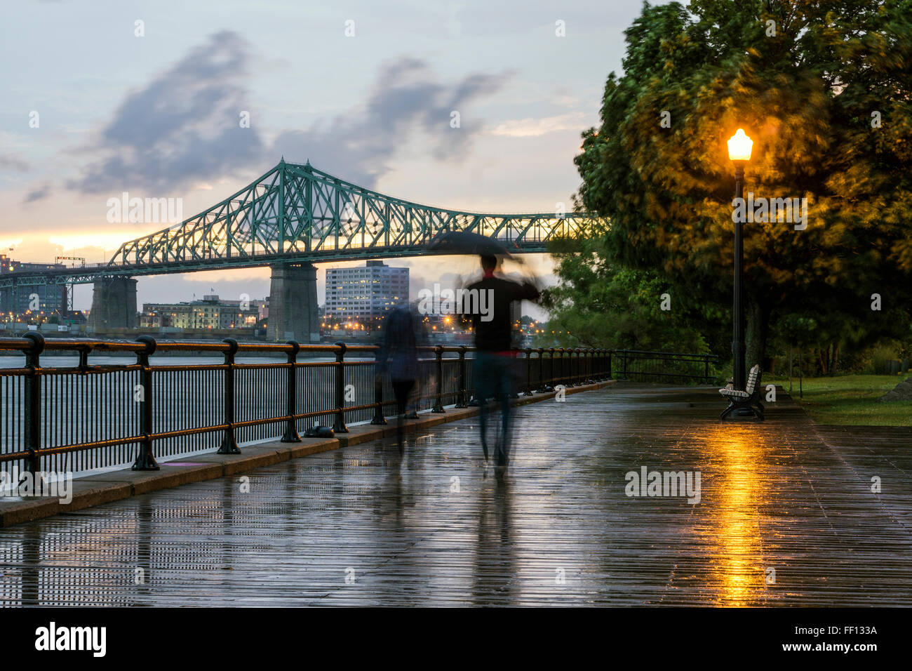 Verschwommene Sicht Menschen auf Waterfront Montreal, Quebec, Kanada Stockfoto