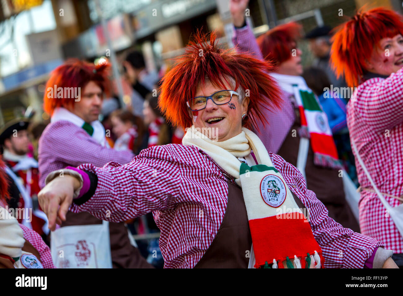 Straße Karnevalsumzug und Party in Köln, Karneval Montag, Rosenmontag, Rosenmontag, Menschen in Kostümen, Stockfoto