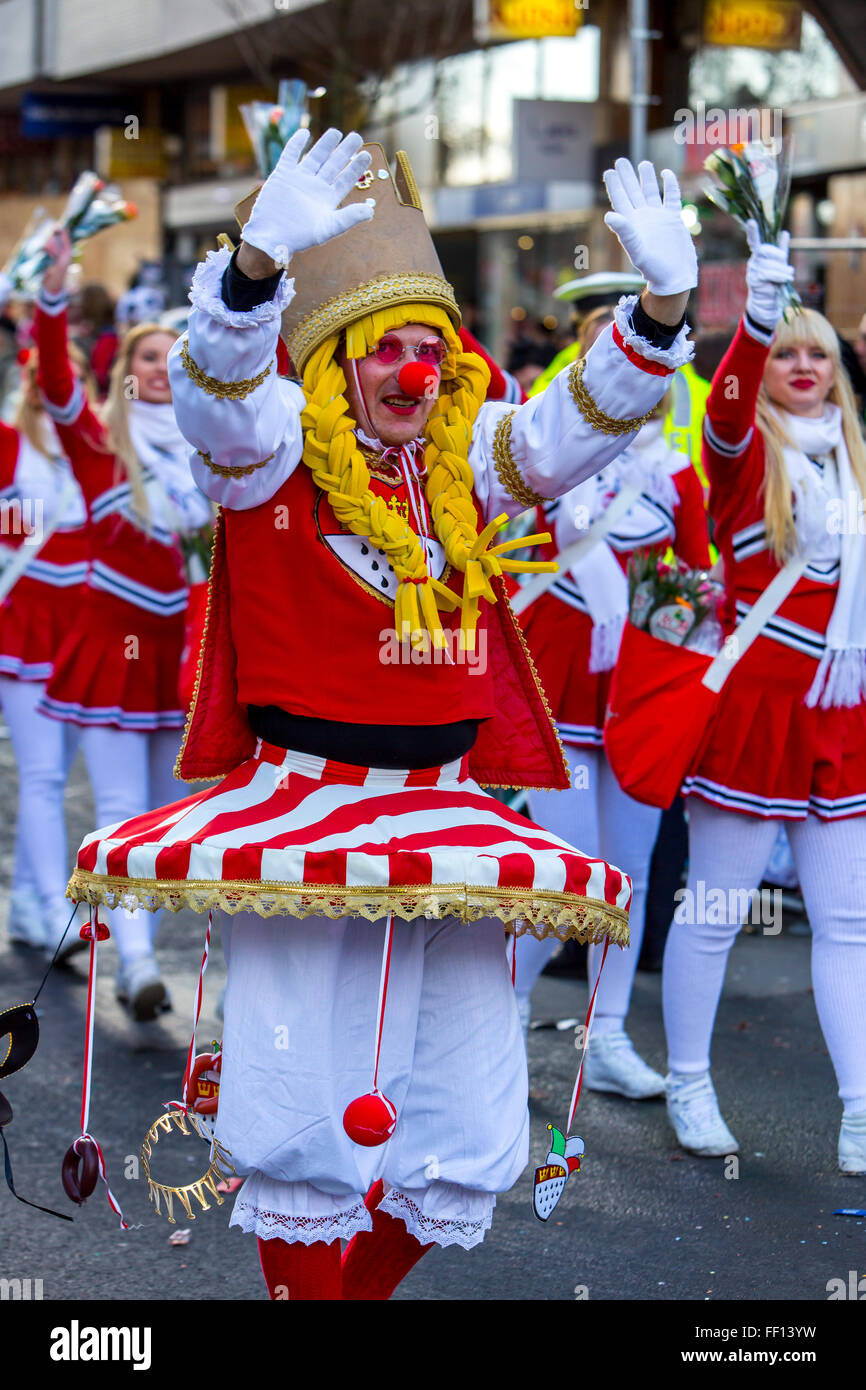 Straße Karnevalsumzug und Party in Köln, Karneval Montag, Rosenmontag, Rosenmontag, Menschen in Kostümen, Stockfoto