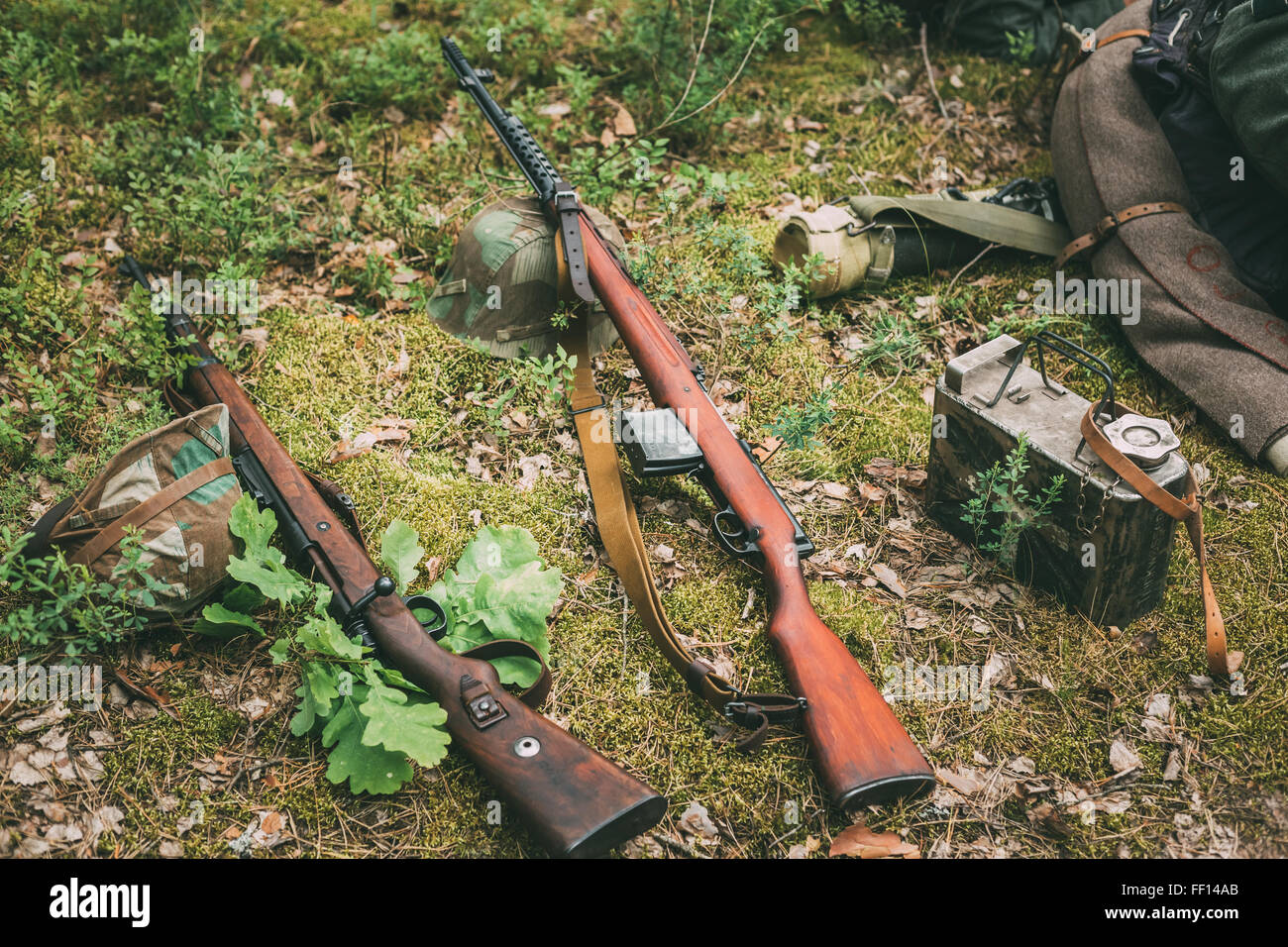 Sowjetische und deutsche Gewehre des zweiten Weltkriegs - SVT-40 - Samozaryadnaya Vintovka Tokareva und Deutsch Gewehr Mauser Karabiner 98 k Stockfoto
