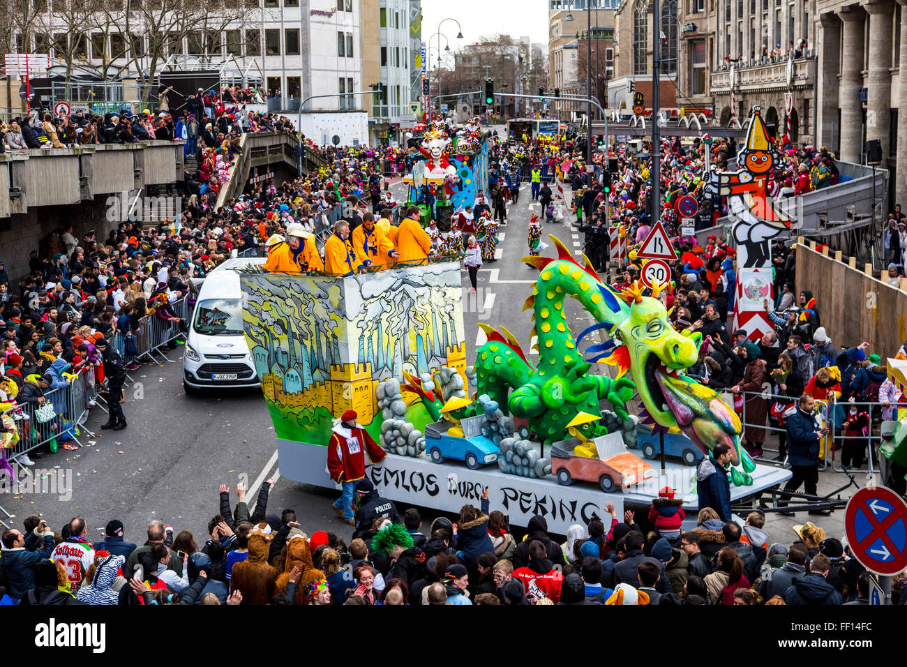 Straße Karnevalsumzug und Party in Köln, Karneval Montag, Rosenmontag, Rosenmontag, Menschen in Kostümen, Stockfoto