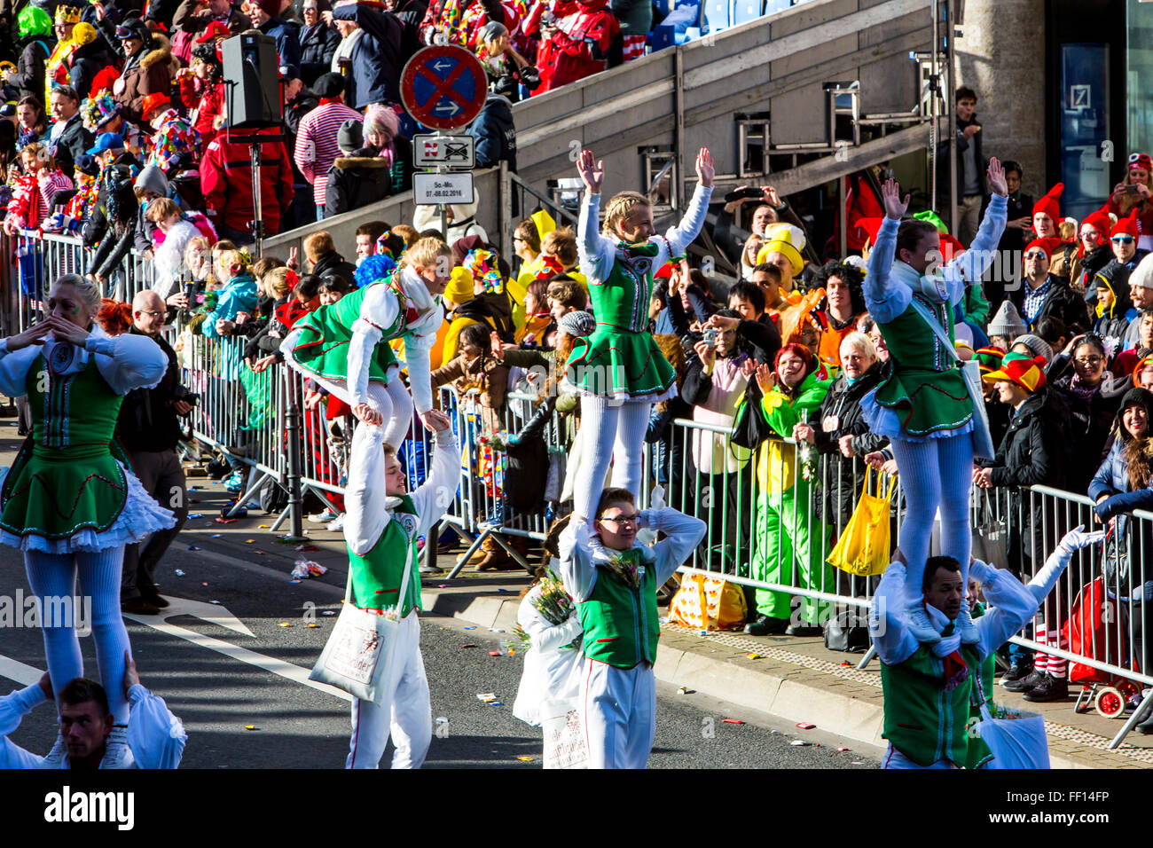 Straße Karnevalsumzug und Party in Köln, Karneval Montag, Rosenmontag, Rosenmontag, Menschen in Kostümen, Stockfoto