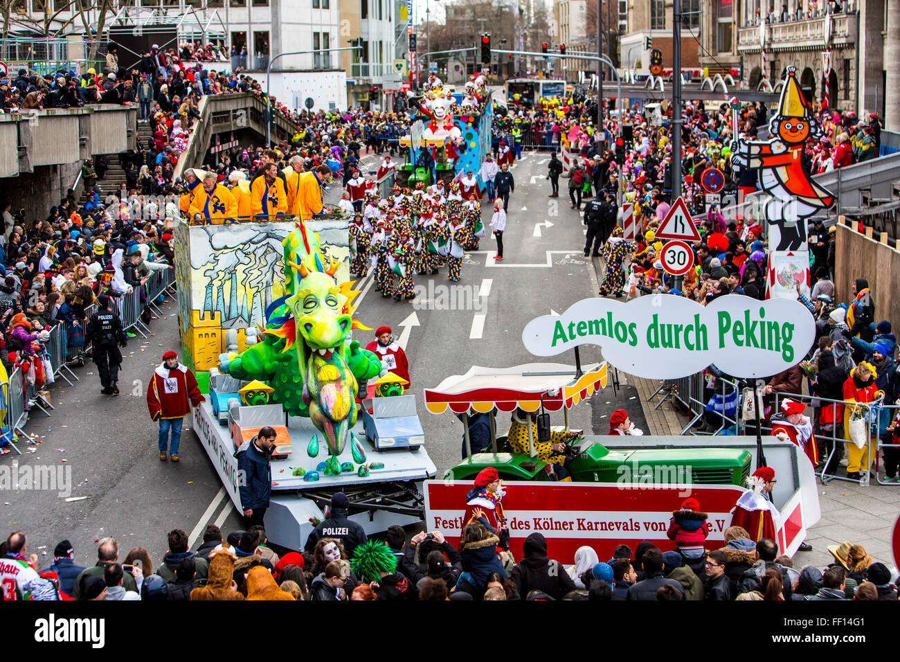 Straße Karnevalsumzug und Party in Köln, Karneval Montag, Rosenmontag, Rosenmontag, Menschen in Kostümen, Stockfoto