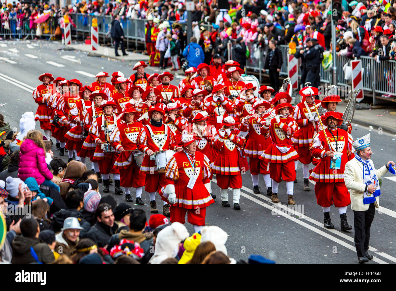 Straße Karnevalsumzug und Party in Köln, Karneval Montag, Rosenmontag, Rosenmontag, Menschen in Kostümen, Stockfoto