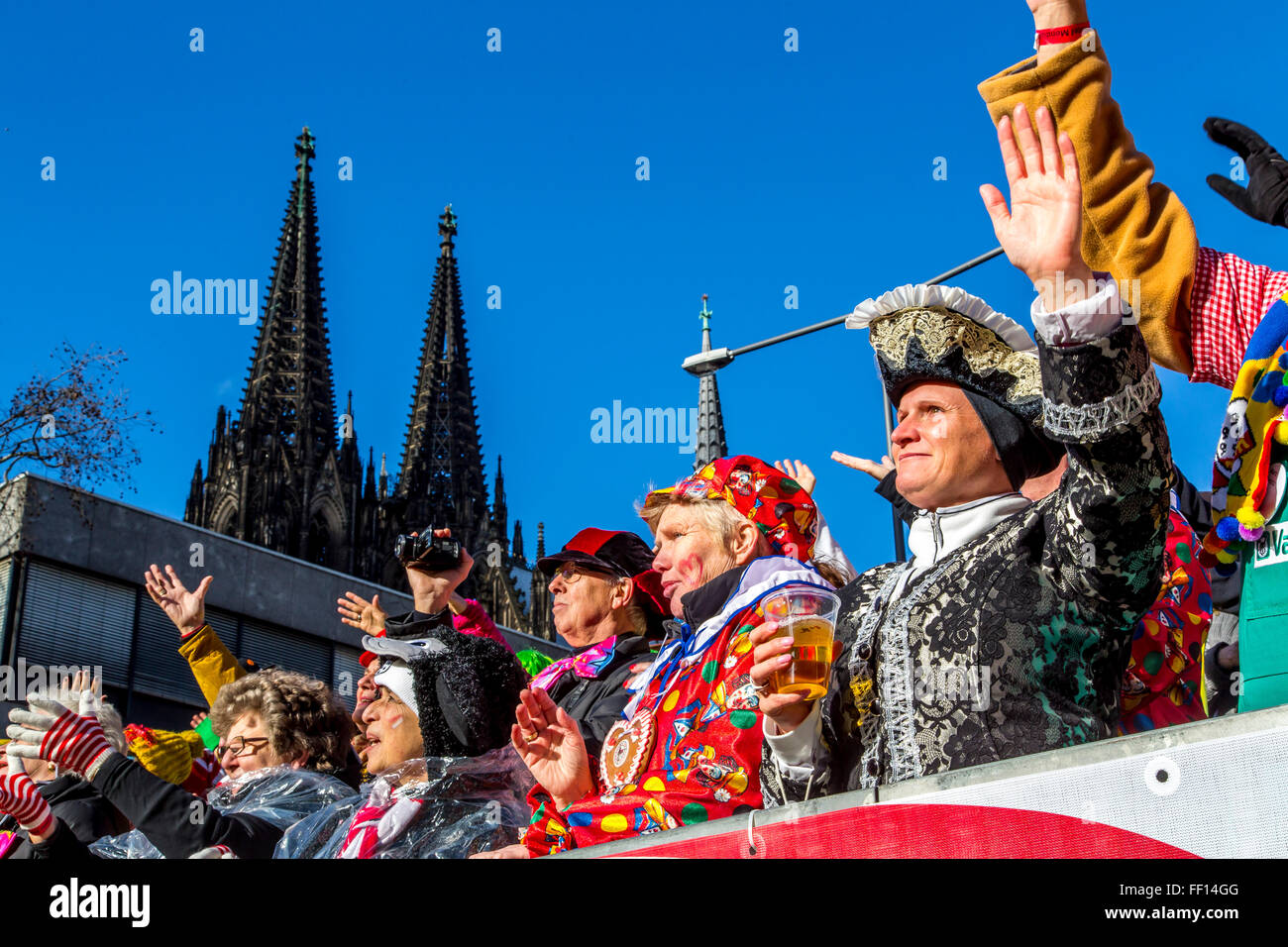 Straße Karnevalsumzug und Party in Köln, Karneval Montag, Rosenmontag, Rosenmontag, Menschen in Kostümen, Stockfoto