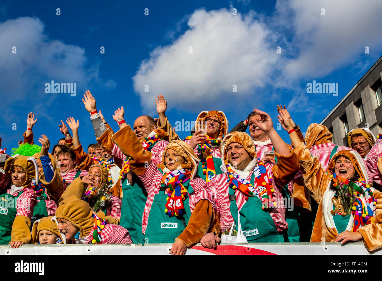 Straße Karnevalsumzug und Party in Köln, Karneval Montag, Rosenmontag, Rosenmontag, Menschen in Kostümen, Stockfoto