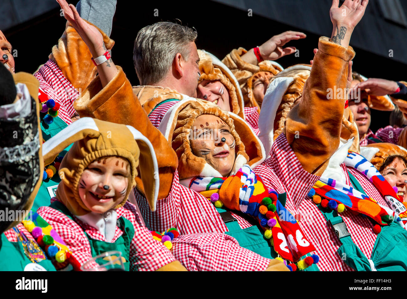 Straße Karnevalsumzug und Party in Köln, Karneval Montag, Rosenmontag, Rosenmontag, Menschen in Kostümen, Stockfoto